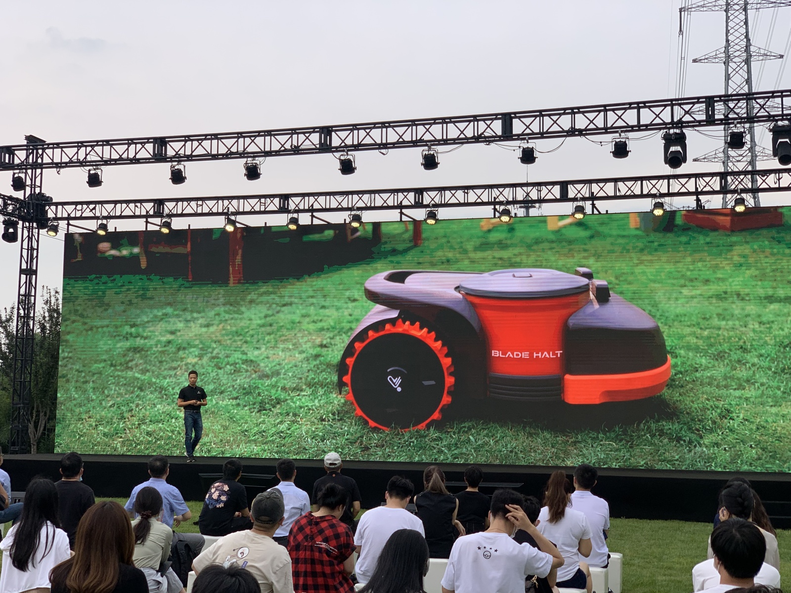 智能化割草机器人发布 科技推动行业市场新变局